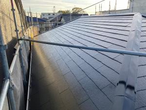稲沢市で、防水効果が切れて表面がカサカサになっているスレート屋根の塗装工事の様子